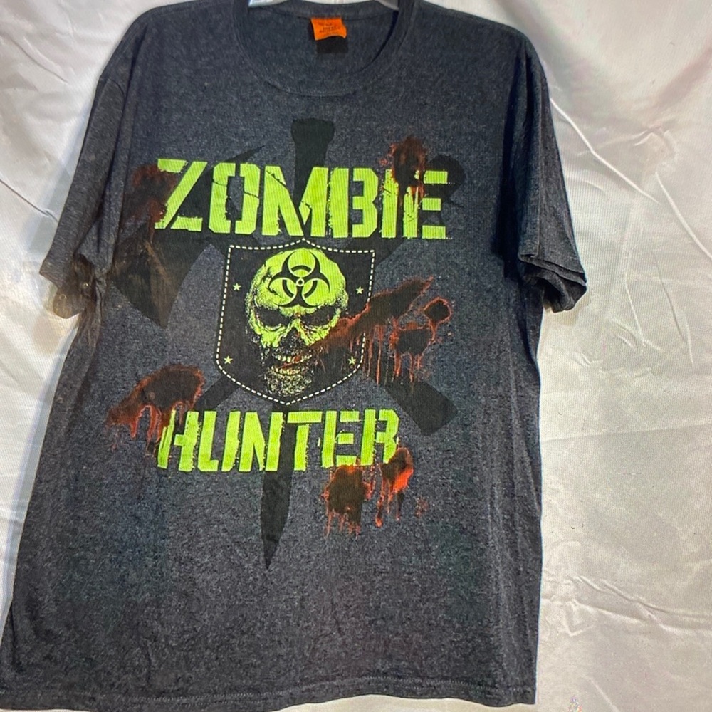 Zombie hunter t-shirt size Large Halloween